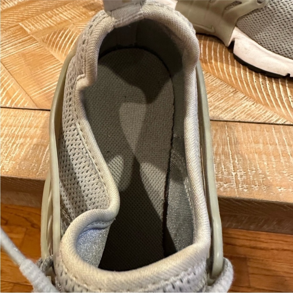 Nike Light Gray Athletic Shoes - Picture 4 of 4